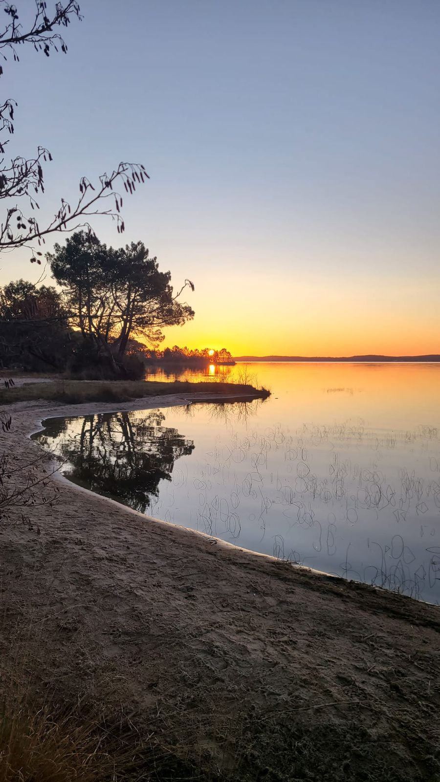 Une plage calme au lever du jour, à l'écart, à son propre rythme
